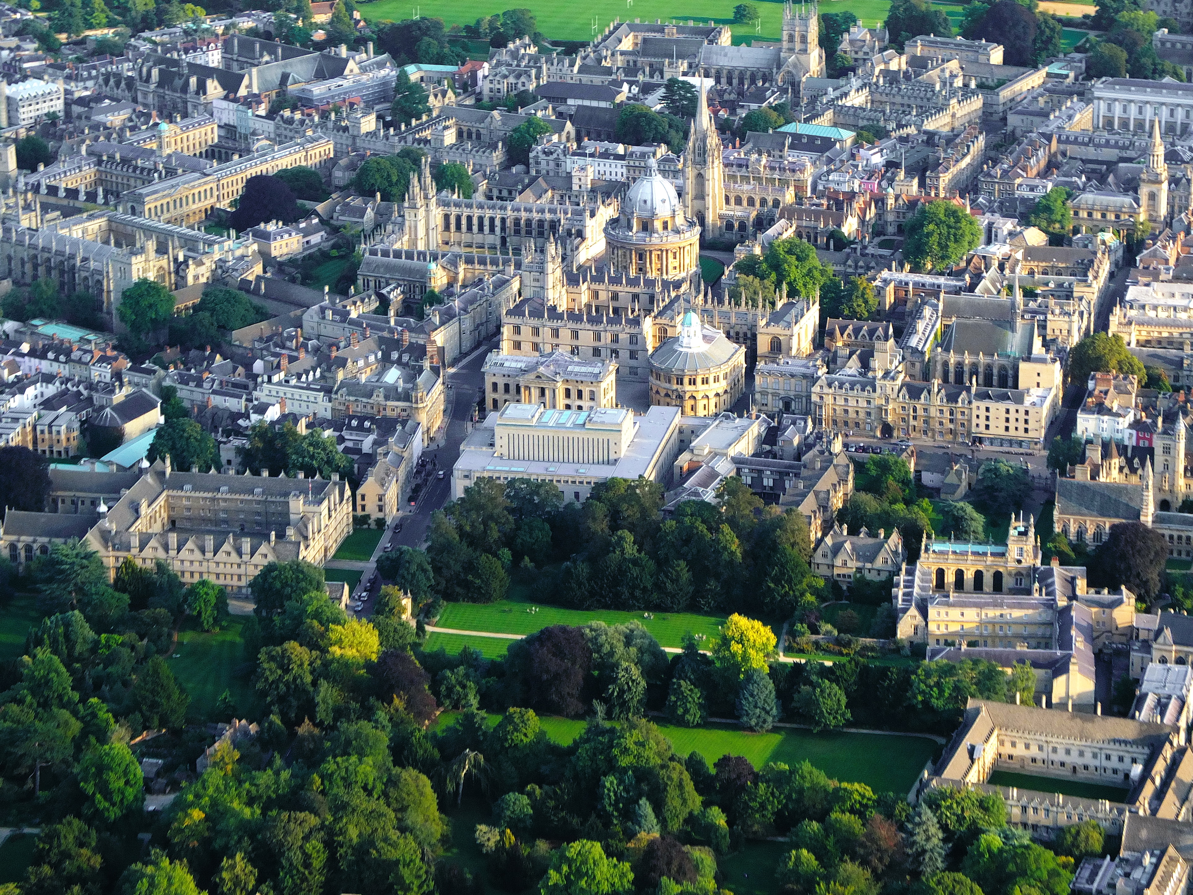 Oxford university town. Сити-оф-Оксфорд. Англия графство Оксфордшир Оксфорд Оксфордский университет. Сити-оф-Оксфорд университет. Оксфорд университет вид сверху.